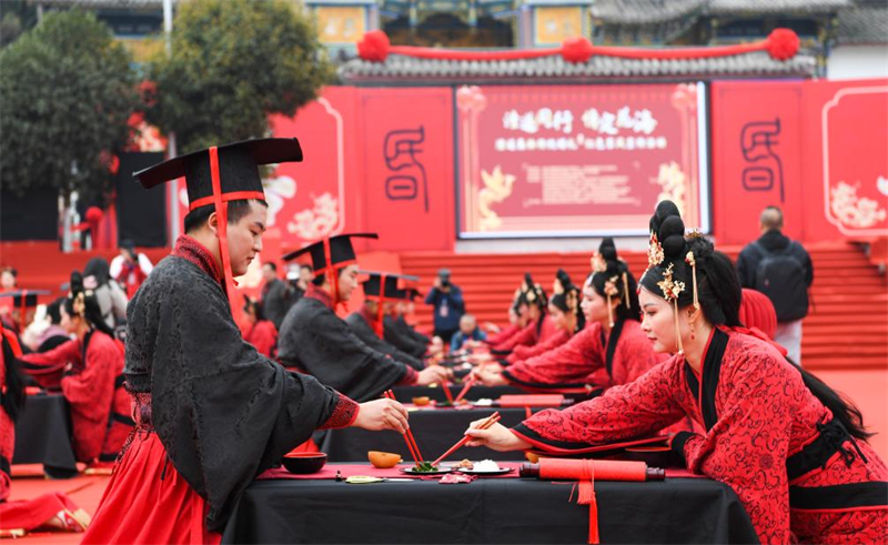 Chongqing : un mariage de groupe de style chinois traditionnel organisé pour 28 nouveaux couples