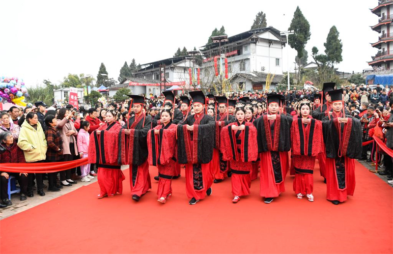 Chongqing : un mariage de groupe de style chinois traditionnel organisé pour 28 nouveaux couples