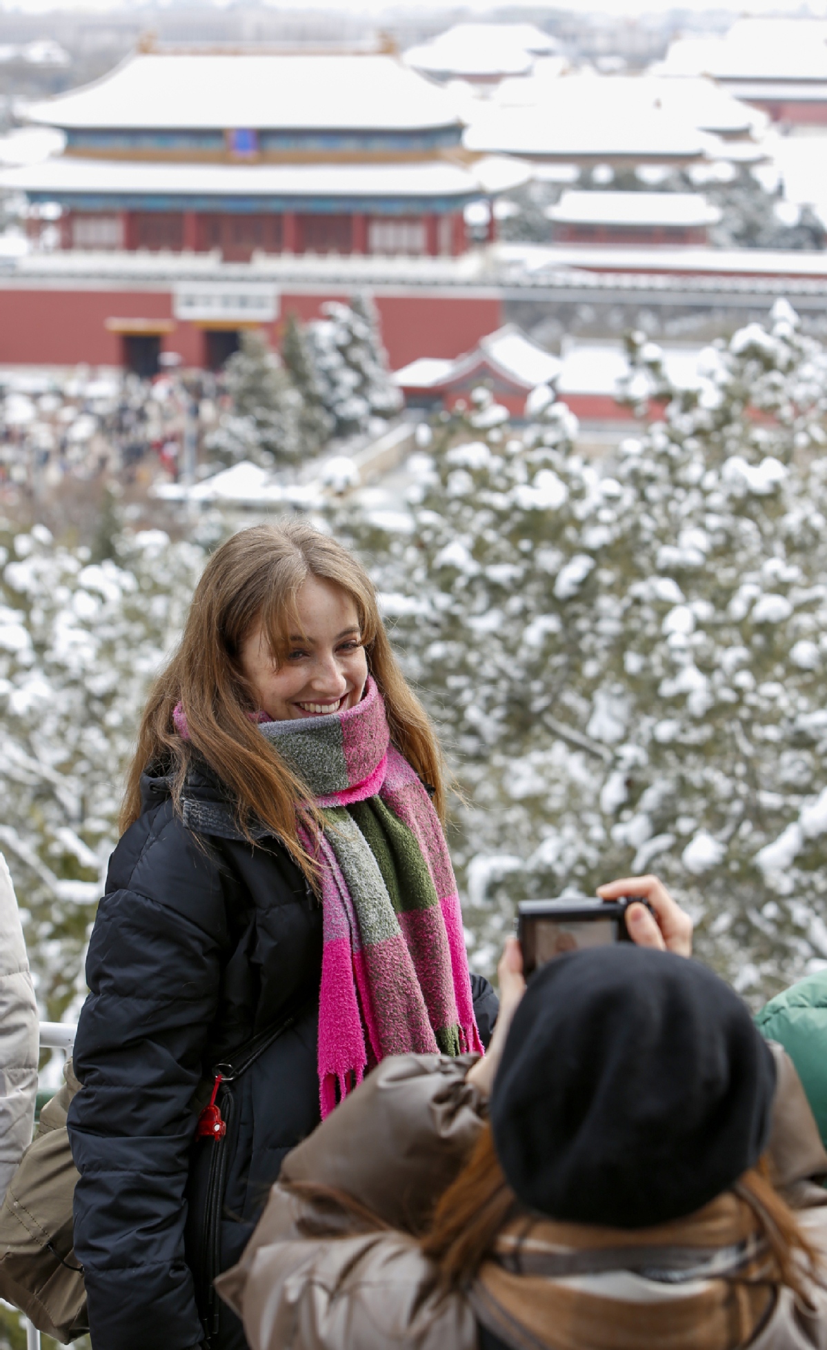 Une visiteuse étrangère se fait prendre en photo alors qu'elle visitait le parc Jingshan, le 21 février 2024 à Beijing. (Photo / Xinhua)