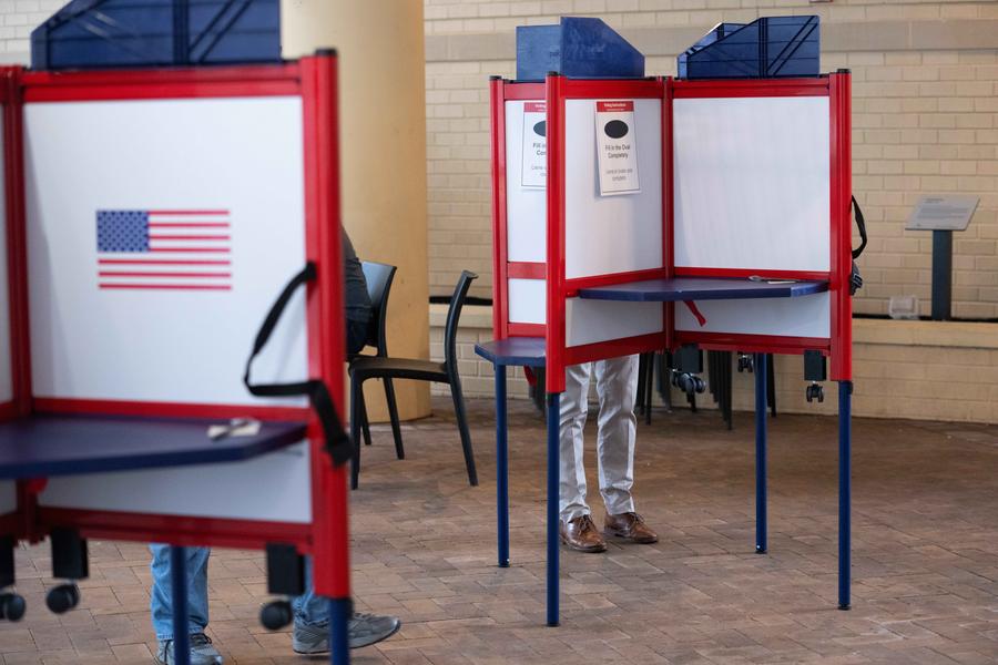 Des électeurs remplissent leur bulletin de vote pour les primaires présidentielles dans un bureau de vote à Arlington, en Virginie, aux Etats-Unis, le 5 mars 2024. (Xinhua/Liu Jie)