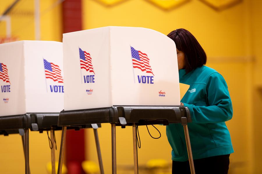 Une électrice remplit son bulletin de vote pour les primaires présidentielles dans un bureau de vote à Petersburg, en Virginie, aux Etats-Unis, le 5 mars 2024. (Xinhua/Winstead Barnes)