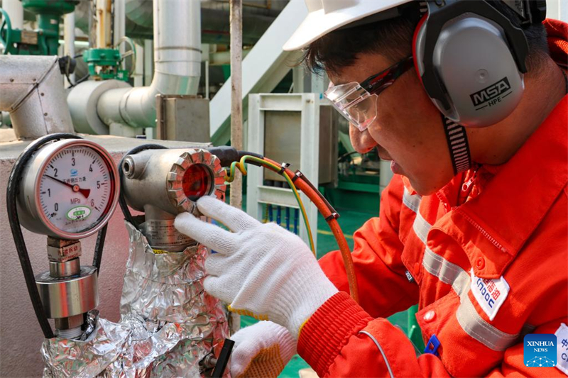 Hebei : histoire en photos d'un employé tibétain des champs pétrolifères offshore de Qinhuangdao