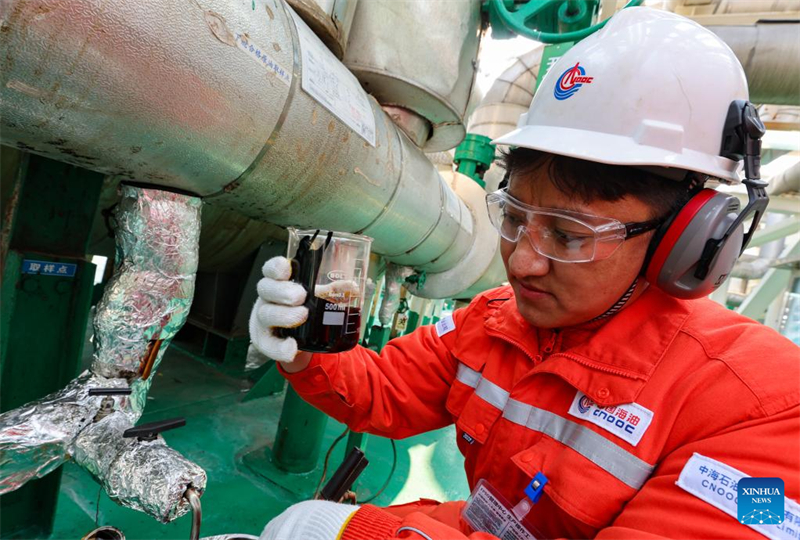 Hebei : histoire en photos d'un employé tibétain des champs pétrolifères offshore de Qinhuangdao