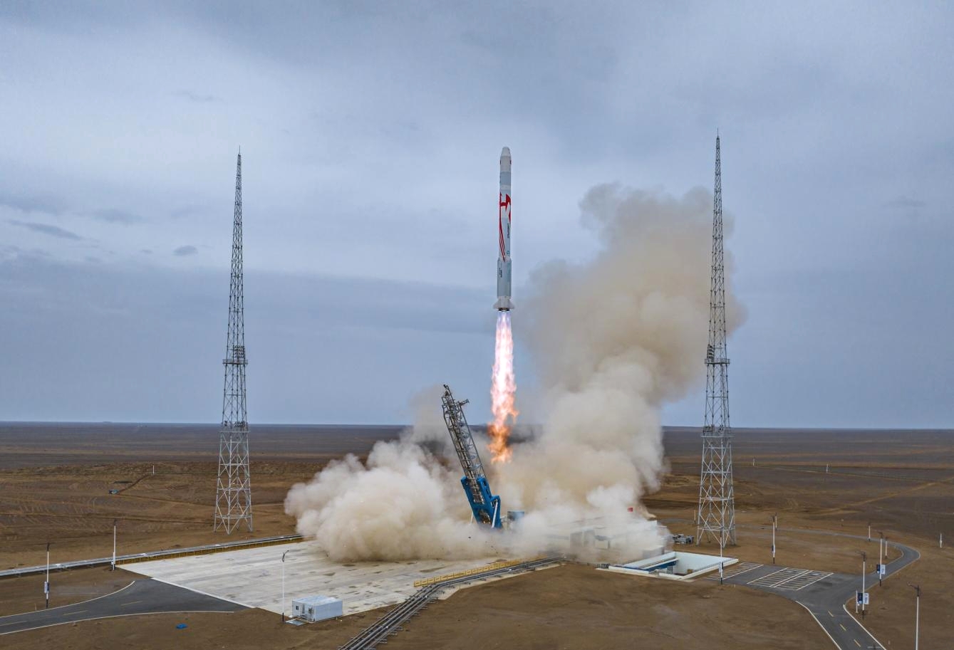 La fusée porteuse Zhuque-2, développée indépendamment par le fournisseur privé chinois de lancement spatial LandSpace, décolle du centre de lancement de satellites de Jiuquan, dans le nord-ouest de la Chine, le 12 juillet 2023. Première fusée au monde propulsée par du carburant oxygène-méthane liquide, elle est entrée avec succès dans son orbite prévue. (Photo site officiel de LandSpace)
