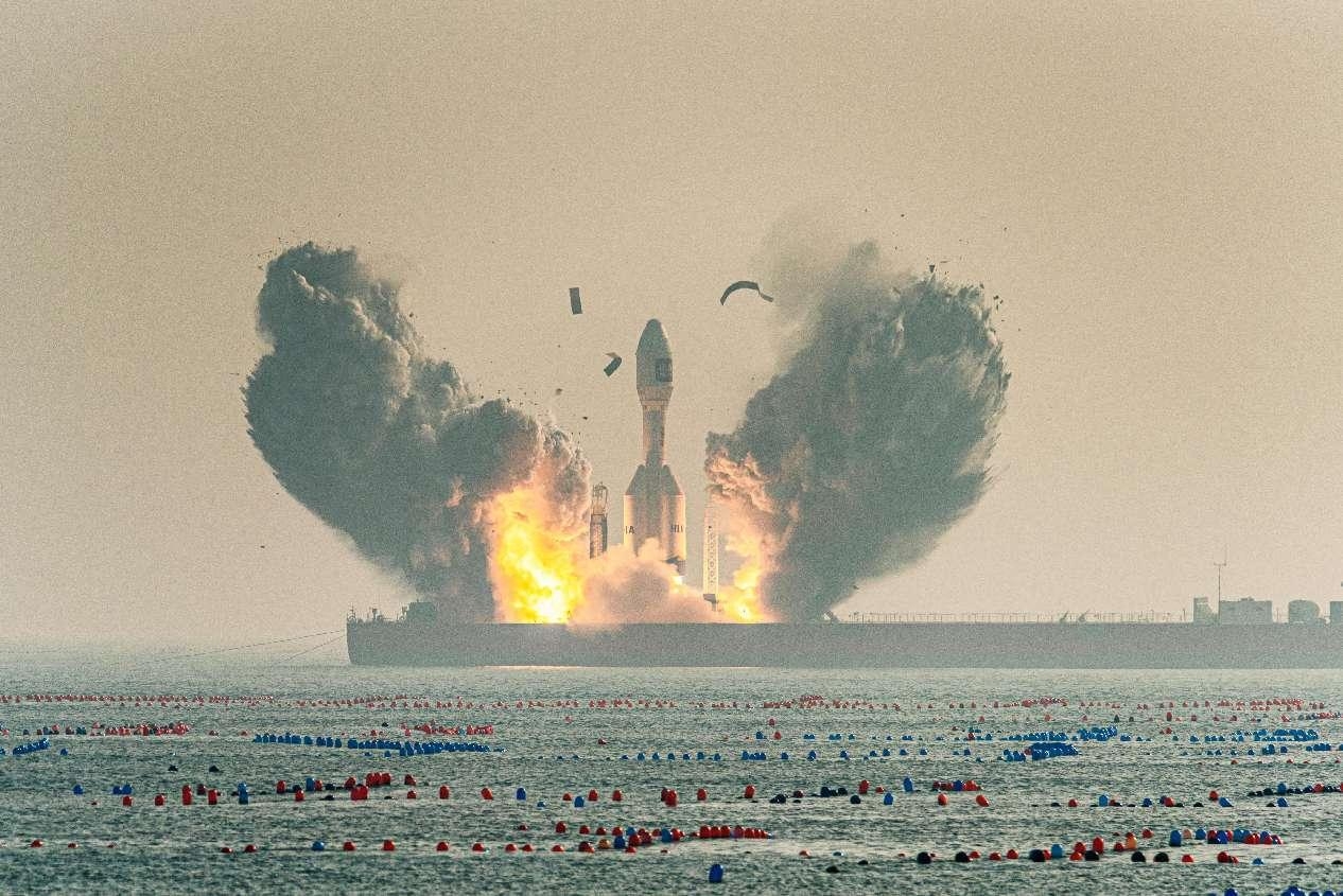 La fusée porteuse Gravity-1, développée par le concepteur et fabricant chinois de lanceurs commerciaux OrienSpace, est lancée depuis les eaux au large de Haiyang, dans la province du Shandong (est de la Chine), le 11 janvier 2024. (Ding Yi / Pic.people.com.cn)