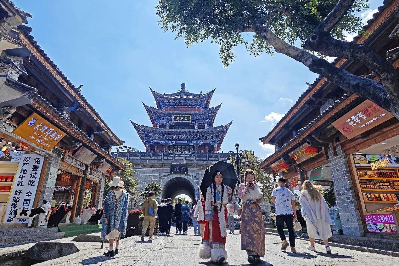 Des touristes visitent une rue piétonne de la préfecture autonome Bai de Dali, dans la province du Yunnan (sud-ouest de la Chine). (Liu Debin / Pic.people.com.cn)