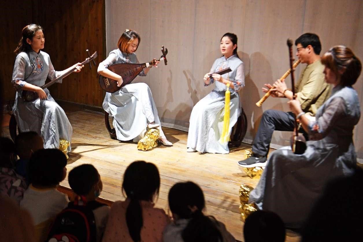 Un spectacle de musique traditionnelle chinoise est organisé dans une salle d'exposition du patrimoine culturel immatériel à Quanzhou, dans la province du Fujian (sud-est de la Chine). (Lin Sheng / Pic.people.com.cn)