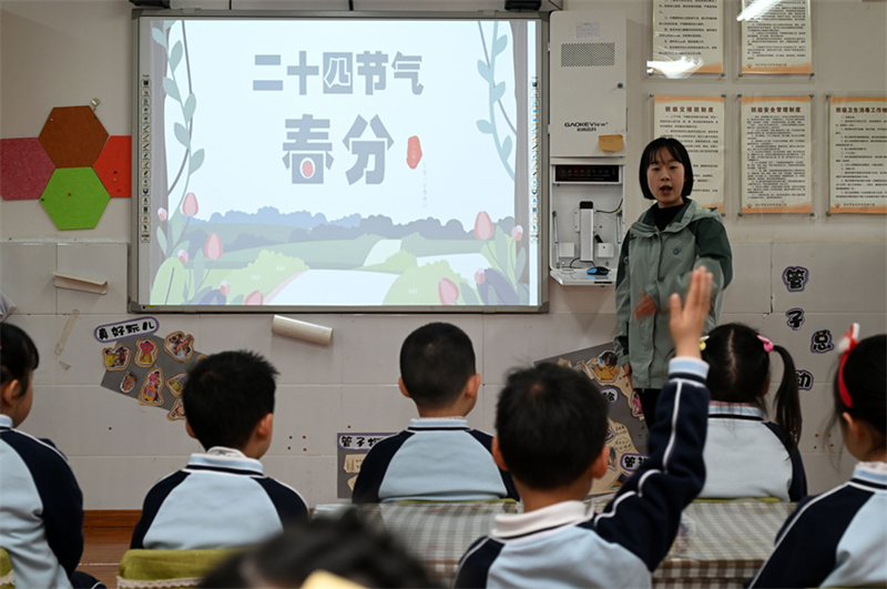 Sichuan : les enfants apprennent les coutumes populaires et célèbrent l'équinoxe de printemps à Neijiang