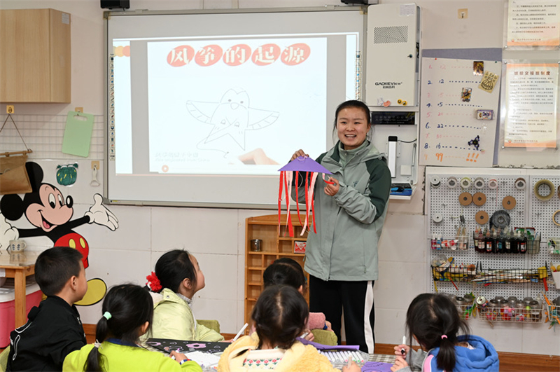 Sichuan : les enfants apprennent les coutumes populaires et célèbrent l'équinoxe de printemps à Neijiang