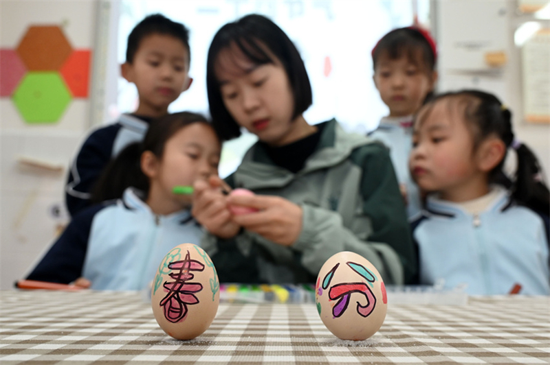 Sichuan : les enfants apprennent les coutumes populaires et célèbrent l'équinoxe de printemps à Neijiang