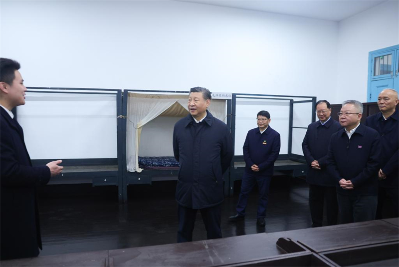 Xi Jinping souligne que l'objectif des écoles est de guider les élèves pour qu'ils se consacrent au service du pays