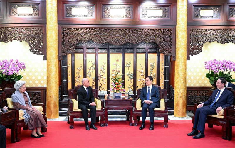 Le vice-président chinois rencontre le roi et la reine mère du Cambodge