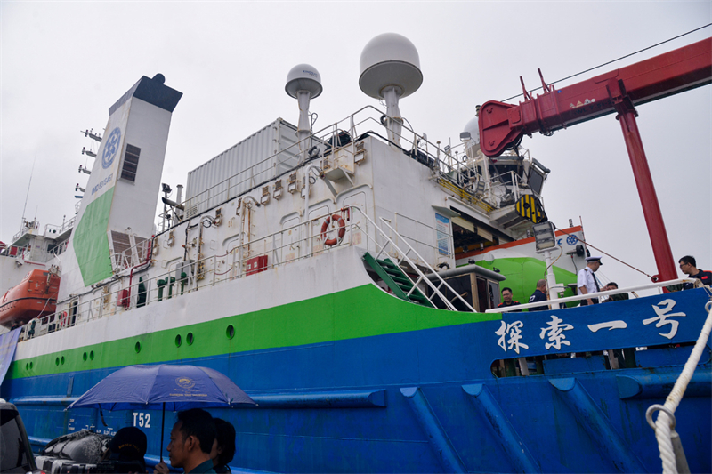 Photo prise le 22 mars 2024 montrant le navire de recherche scientifique Tansuo n° 1 (Découverte n° 1) accostant au port de Tanjung Priok à Jakarta, capitale de l'Indonésie. (Xu Qin / Xinhua)