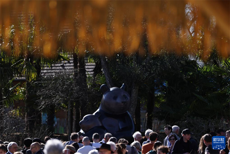 La sculpture commémorative en bronze du panda géant Yuan Meng dévoilée en France
