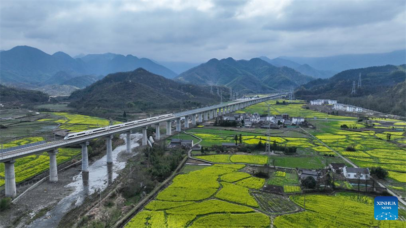 Anhui : la ligne à grande vitesse Chizhou-Huangshan démarre ses opérations d'essai