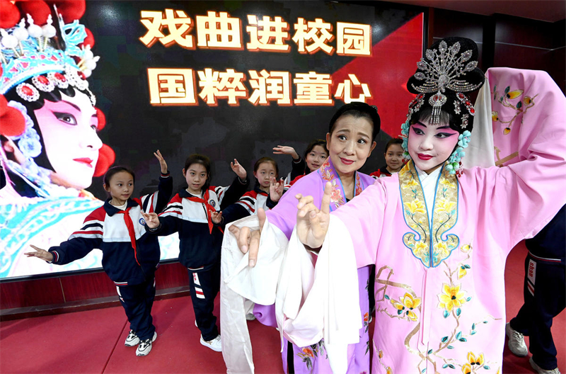 Les élèves chinois apprennent le théâtre à l'occasion de la Journée mondiale du théâtre