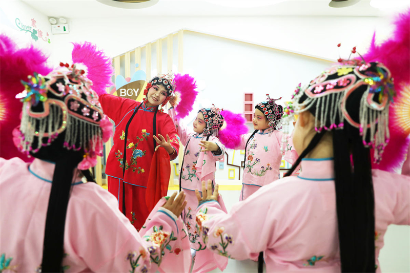 Les élèves chinois apprennent le théâtre à l'occasion de la Journée mondiale du théâtre