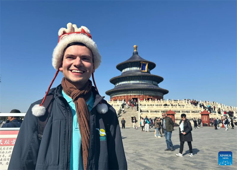 Maximilian, un Allemand de 21 ans qui fait partie d'un groupe de touristes, visite le Parc Tiantan, ou Temple du Ciel, le 20 mars 2024 à Beijing. (Yang Shujun / Xinhua)