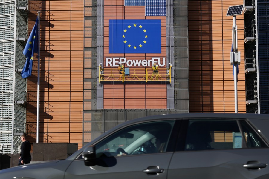 Un véhicule passe devant le siège de la Commission européenne à Bruxelles, en Belgique, le 18 octobre 2022. (Xinhua/Zheng Huansong)