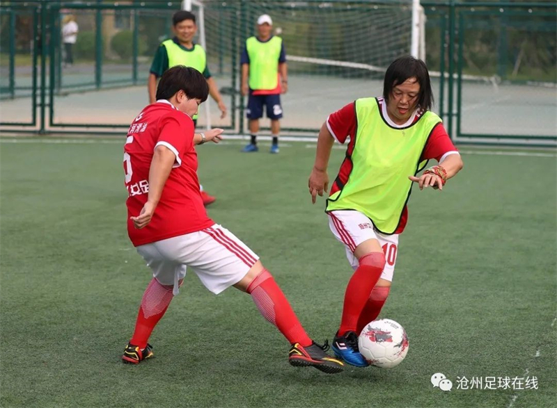 Les membres de l'« Equipe de football 50 + » jouent au football. (Photo du compte public de Cangzhou Soccer Online sur WeChat)