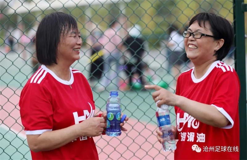 Les membres de la «Equipe de football 50 + » discutent entre elles. (Photo du compte public de Cangzhou Soccer Online sur WeChat)