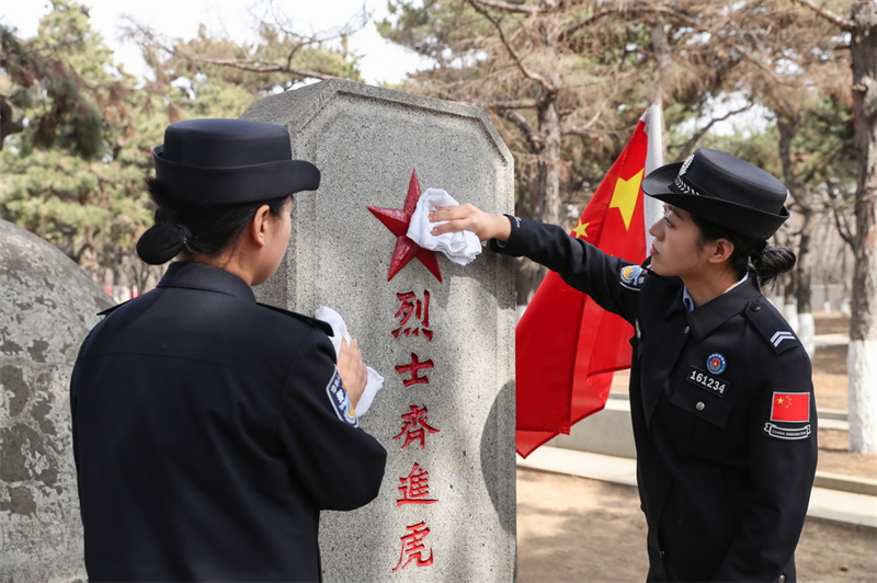 La Chine rend hommage aux héros et aux martyrs à l'occasion du festival Qingming