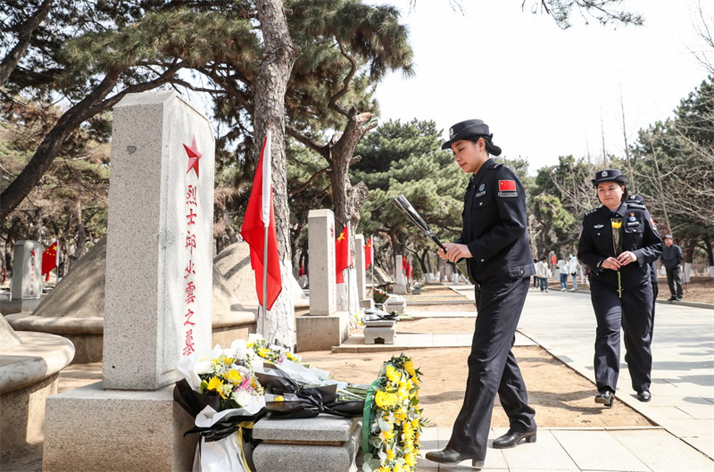 La Chine rend hommage aux héros et aux martyrs à l'occasion du festival Qingming