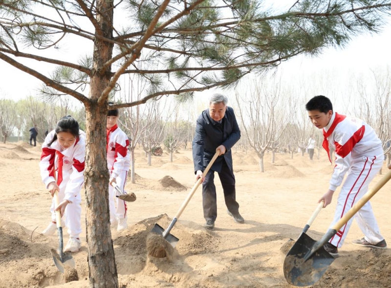 Xi Jinping plante des arbres à Beijing, appelant à des efforts nationaux de reboisement pour une belle Chine