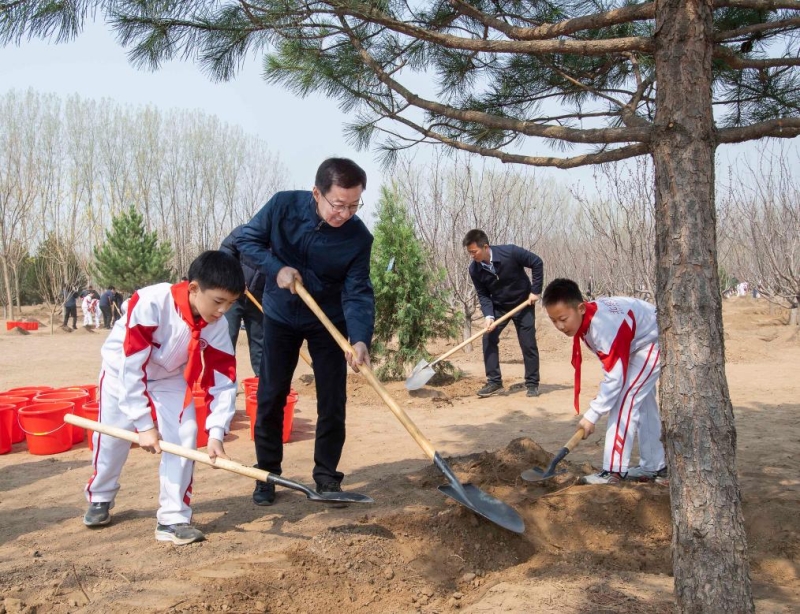 Xi Jinping plante des arbres à Beijing, appelant à des efforts nationaux de reboisement pour une belle Chine