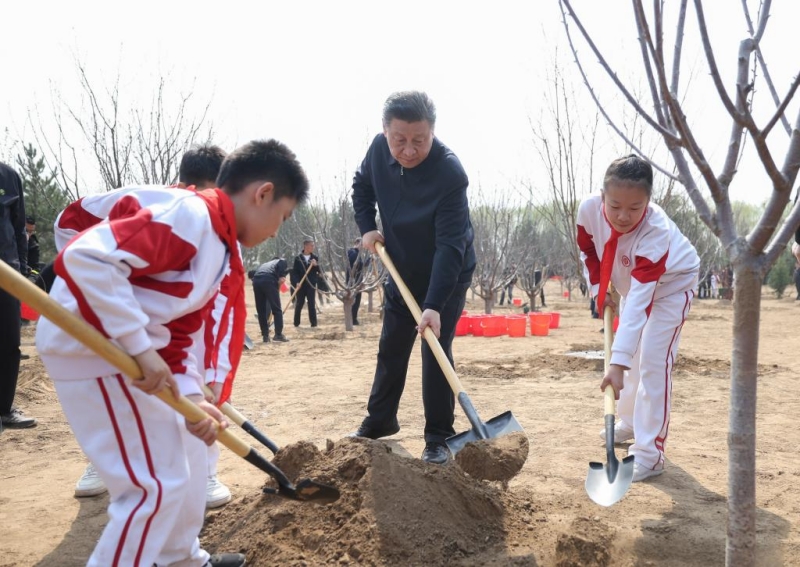 Xi Jinping plante des arbres à Beijing, appelant à des efforts nationaux de reboisement pour une belle Chine