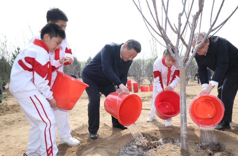 Xi Jinping plante des arbres à Beijing, appelant à des efforts nationaux de reboisement pour une belle Chine