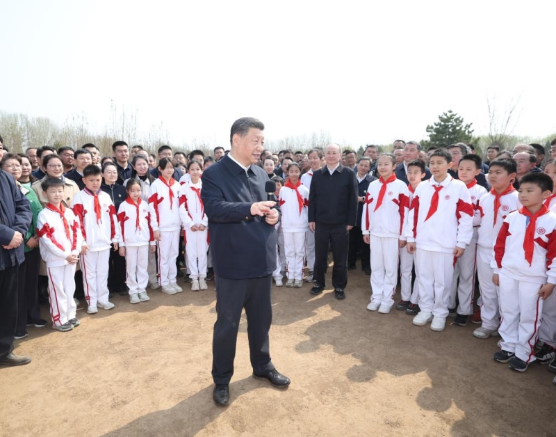 Xi Jinping plante des arbres à Beijing, appelant à des efforts nationaux de reboisement pour une belle Chine
