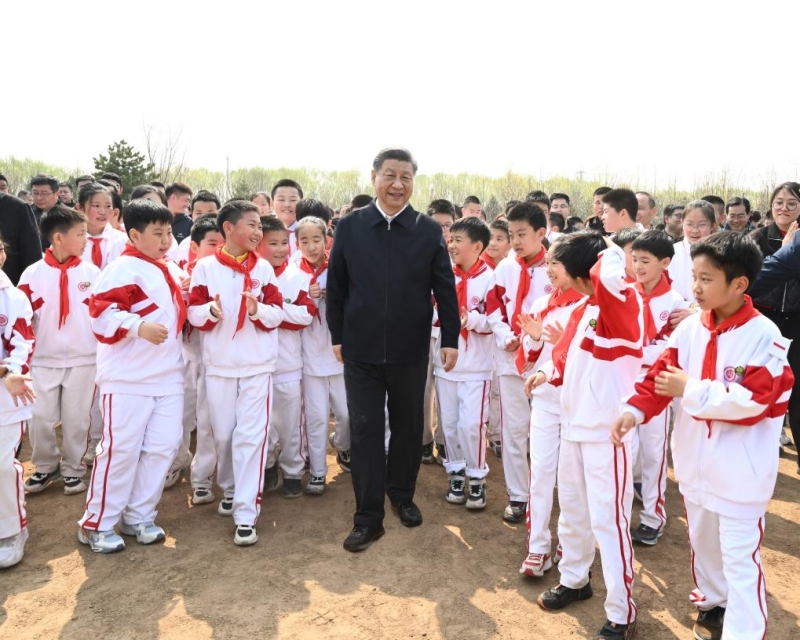 Xi Jinping plante des arbres à Beijing, appelant à des efforts nationaux de reboisement pour une belle Chine