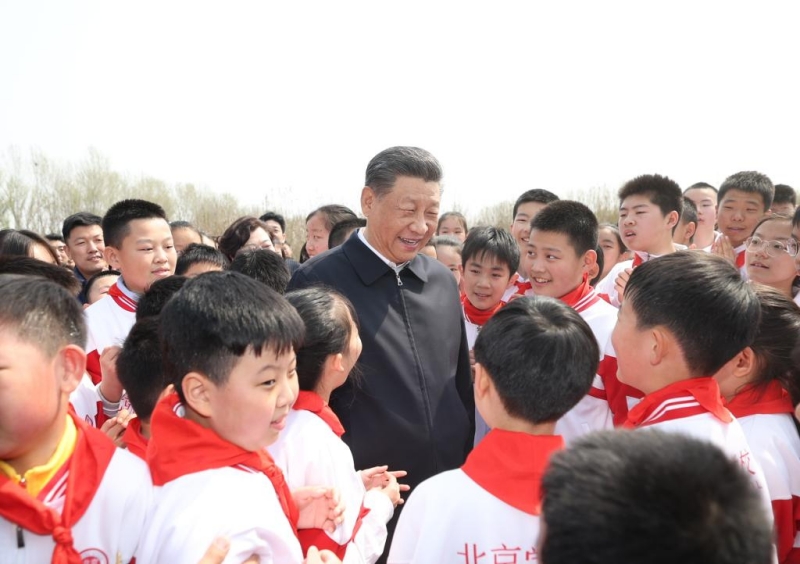 Xi Jinping plante des arbres à Beijing, appelant à des efforts nationaux de reboisement pour une belle Chine