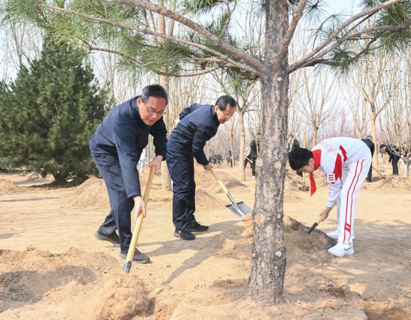 Xi Jinping plante des arbres à Beijing, appelant à des efforts nationaux de reboisement pour une belle Chine