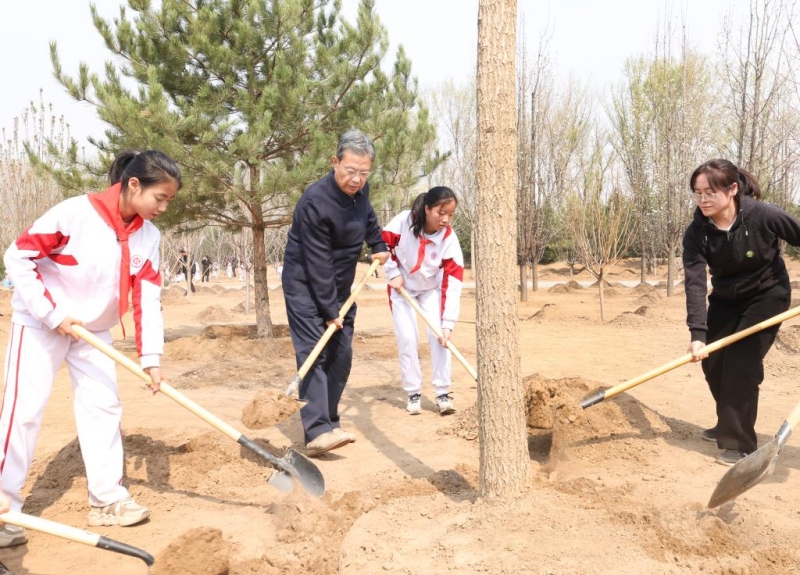 Xi Jinping plante des arbres à Beijing, appelant à des efforts nationaux de reboisement pour une belle Chine