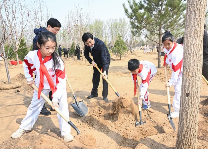 Xi Jinping plante des arbres à Beijing, appelant à des efforts nationaux de reboisement pour une belle Chine