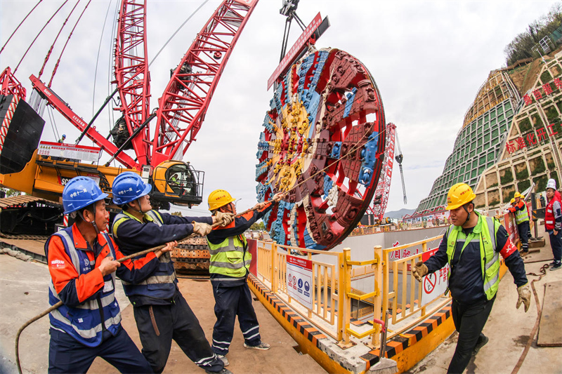 Zhejiang : la tête de coupe du tunnelier à bouclier « Dinghai » descendue en douceur dans le puits d'un tunnel sous-marin à Zhoushan