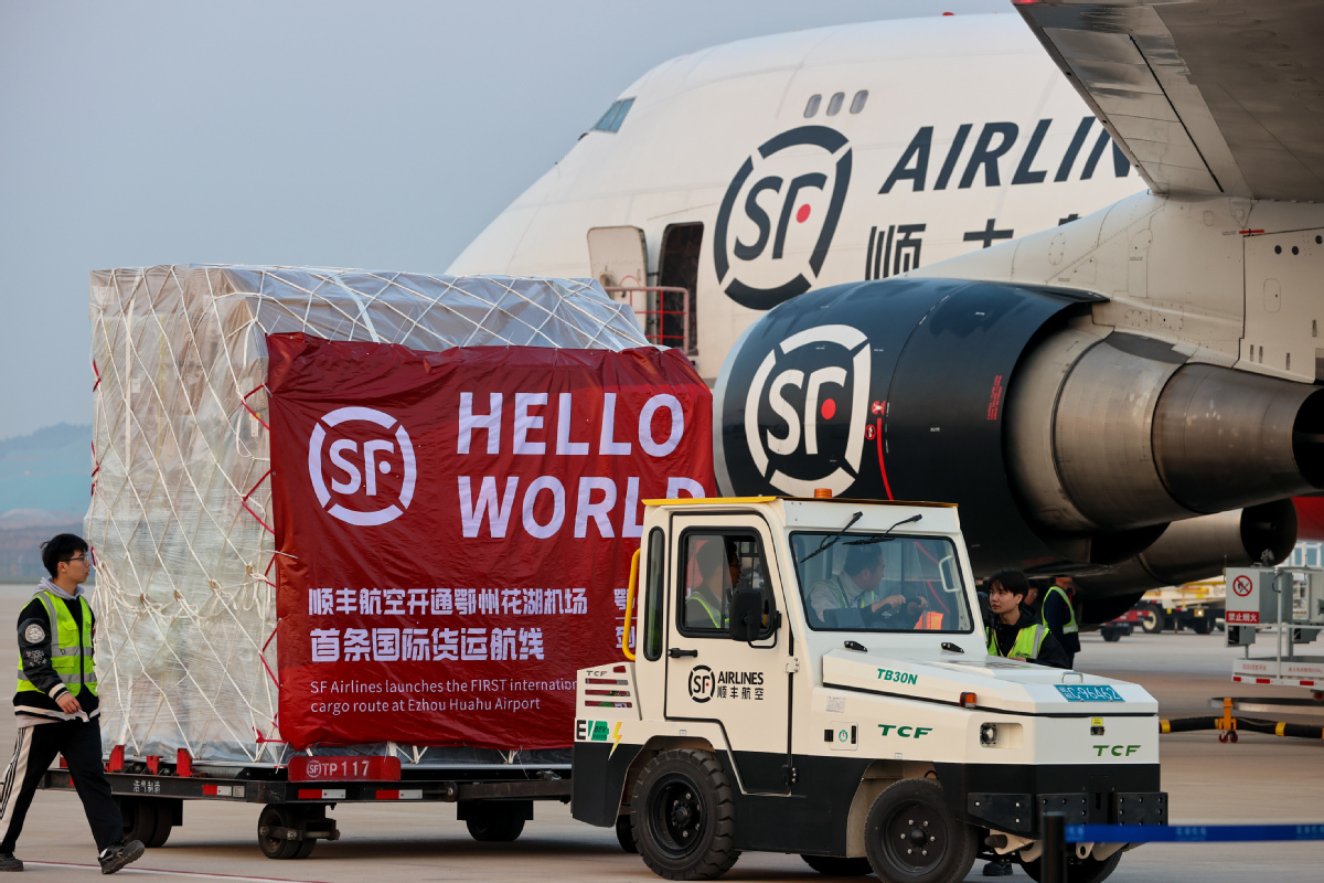 Des ouvriers chargent du fret dans un avion au départ d'Ezhou, dans la province du Hubei, à destination de la Belgique, en avril 2023. (Zhang Chang / China News Service)