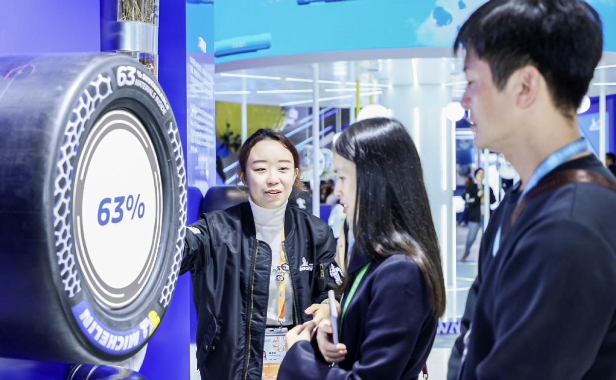 Une employée de Michelin (à gauche) répond aux questions des visiteurs lors de la 6e Exposition internationale de l'importation de Chine (China International Import Expo, CIIE) à Shanghai en novembre 2023. (China Daily)