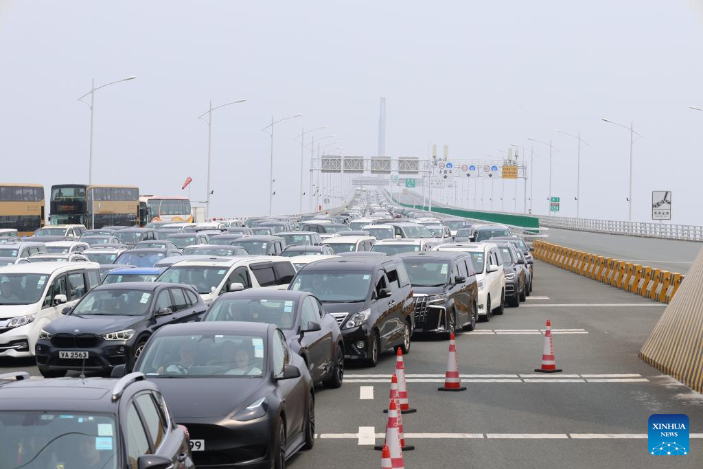 Photo prise le 6 avril 2024 montrant des voitures sur le pont Hong Kong-Zhuhai-Macao, dans le sud de la Chine. (Wang Xiangguo / Xinhua)