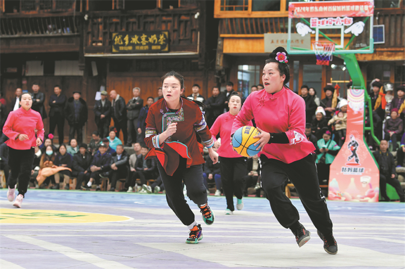 Les joueuses de « basket-ball des tantes » n'ont pas besoin de dribbler avec le ballon et sont autorisées à courir avec dans les bras. (Yang Wenbin / Xinhua)
