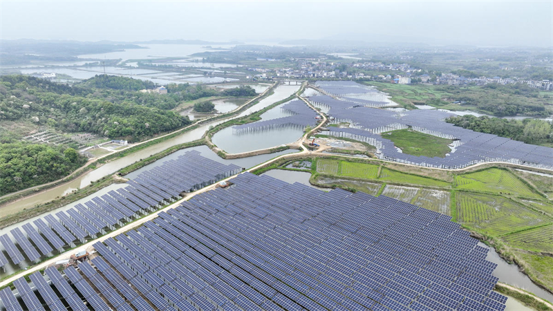 Jiangxi : la construction du projet d'énergie photovoltaïque « pêche + solaire » se poursuit à Hukou