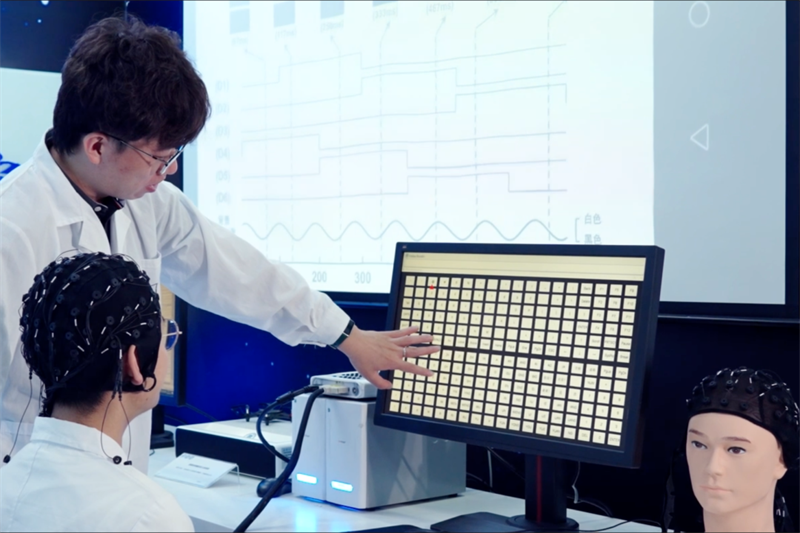 L'équipe de neuro-ingénierie de l'Université de Tianjin mène des recherches sur la technologie des interfaces cerveau-ordinateur. (Source de l'image : site Internet de l'Université de Tianjin)