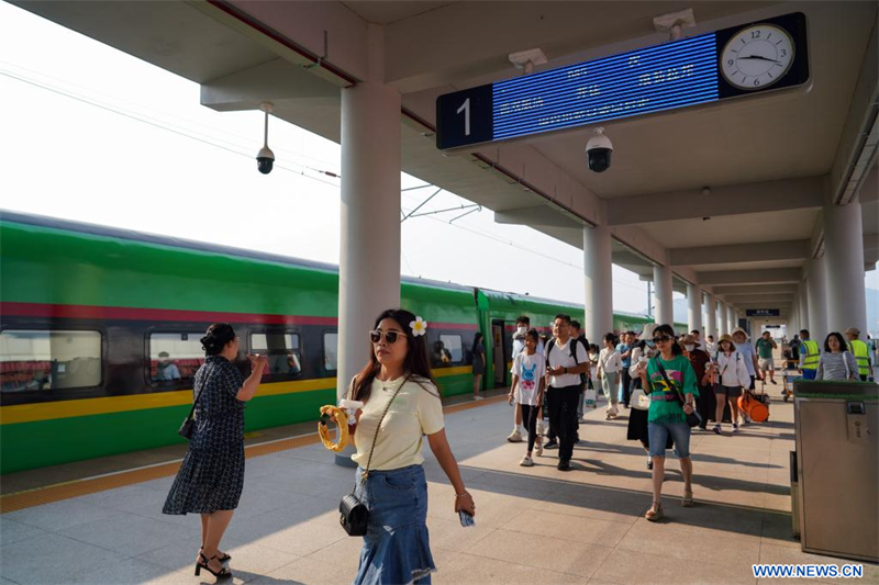 Mise en service d'une nouvelle paire de trains pour le service international de passagers du chemin de fer Chine-Laos