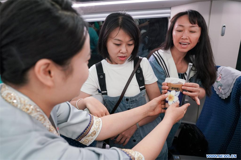 Mise en service d'une nouvelle paire de trains pour le service international de passagers du chemin de fer Chine-Laos