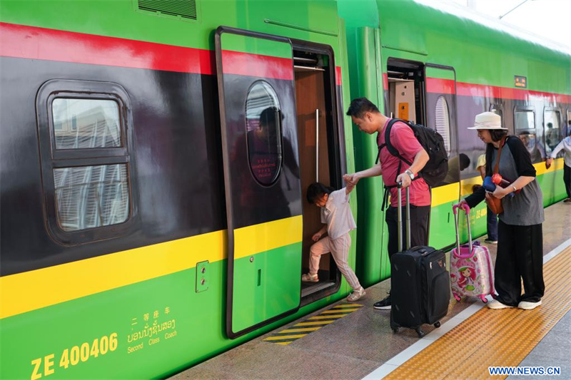 Mise en service d'une nouvelle paire de trains pour le service international de passagers du chemin de fer Chine-Laos