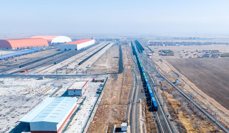 Photo aérienne d'un train de fret Chine-Europe passant par le Centre international de la logistique ferroviaire de Qisumu à Ulanqab, dans la région autonome de Mongolie intérieure, dans le nord de la Chine, le 25 mars 2024. (Photo : Lian Zhen)