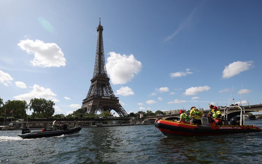 Photo prise le 17 juillet 2023 montrant un défilé sur la Seine pour tester les "manœuvres", les "distances", la "durée" et la "captation vidéo" de la future cérémonie d