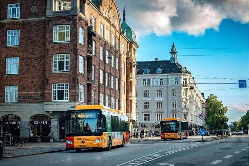 Des bus purement électriques fabriqués par la société chinoise Yutong circulent dans une rue de Copenhague, capitale du Danemark. (Photo / Wang Yage)